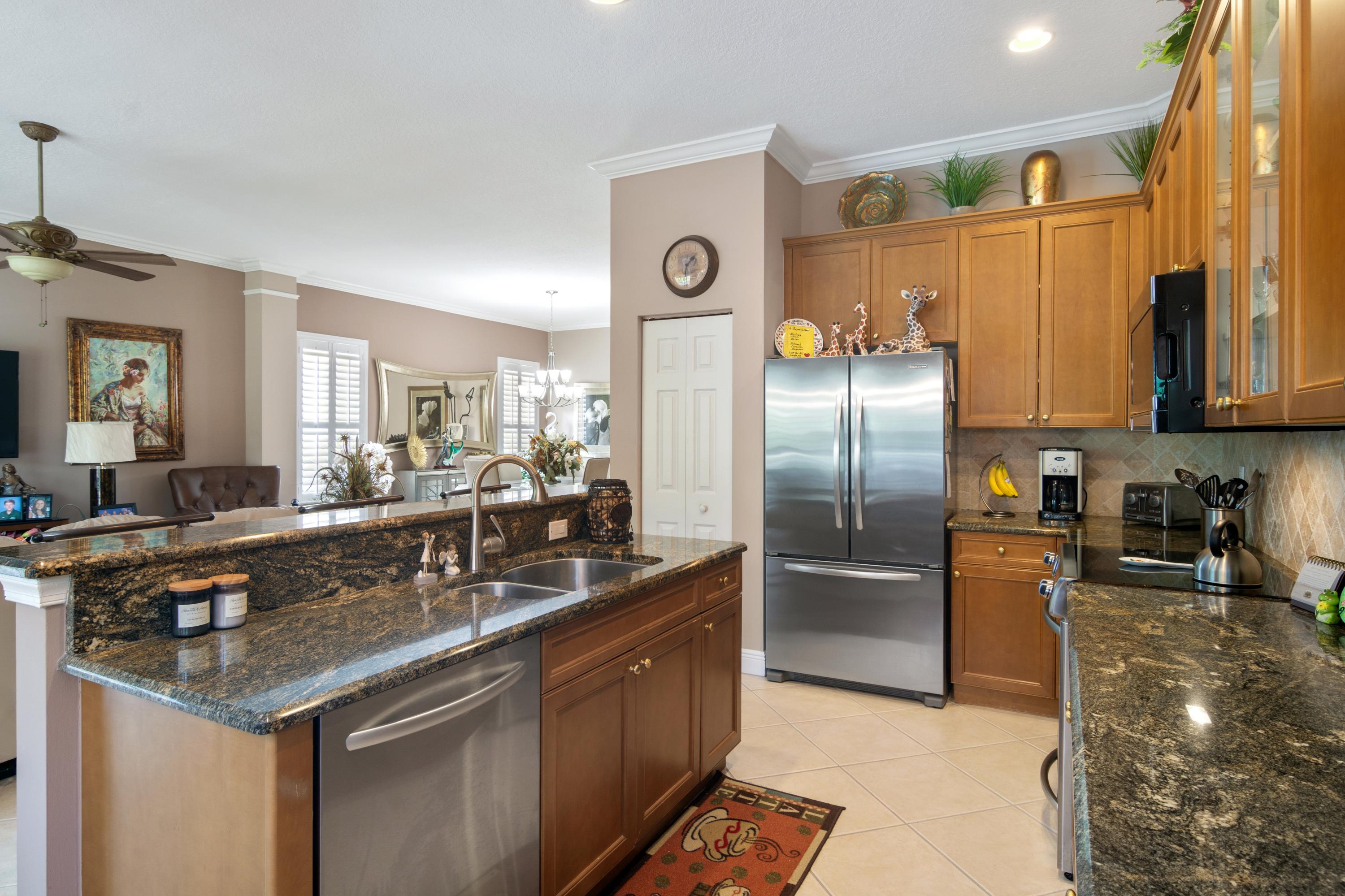 423 Springview Loop Port St. Lucie, FL 34986 - Photo 10 of 55 07_423NWSpringviewLoop_177001_Kitchen_Hi