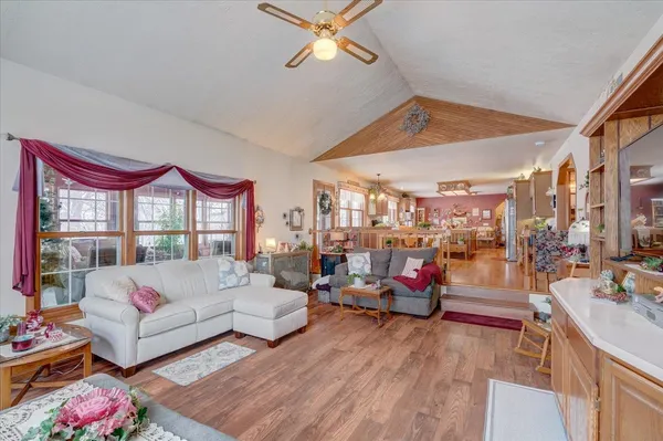 $1,075,000 | 10538 West Erbe Road, Blue Mounds, WI 53517