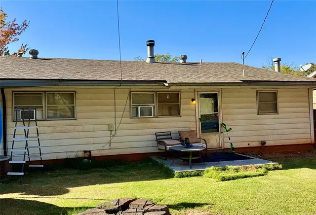 a view of a house with a yard
