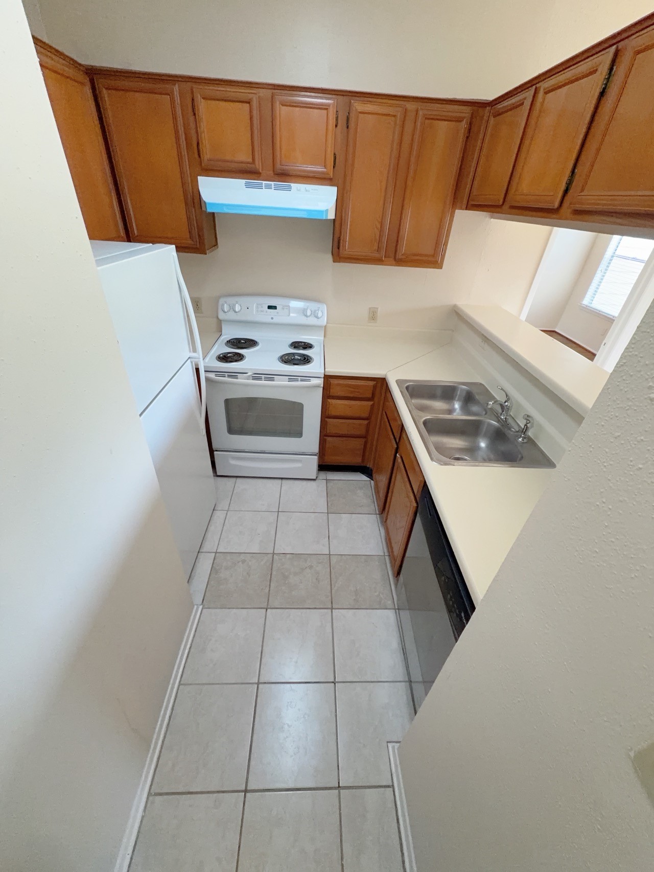7900 Bissonnet Street, Unit C14 Houston, TX 77074 - Photo 6 of 14 a kitchen with a stove a sink and a refrigerator