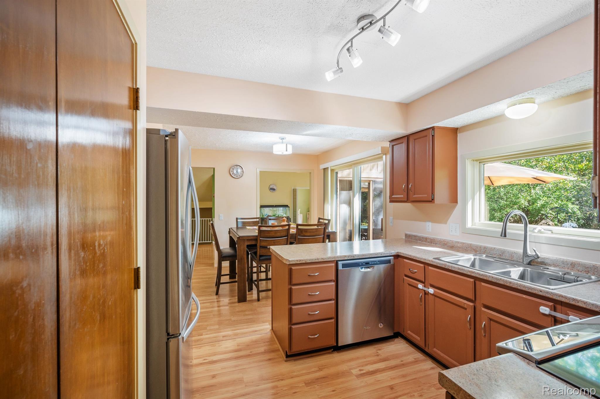 713 River Bend Drive Rochester, MI 48307 - Photo 15 of 68 Open eat-in kitchen, with a breakfast nook
