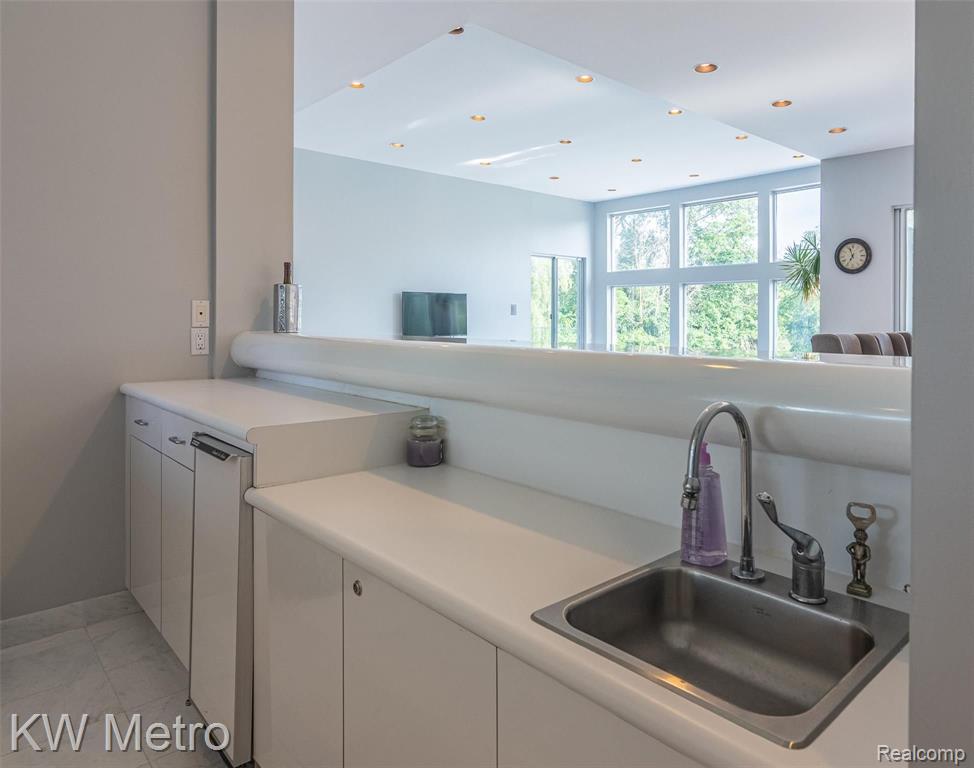 2085 Lone Pine Road West Bloomfield, MI 48302 - Photo 31 of 57