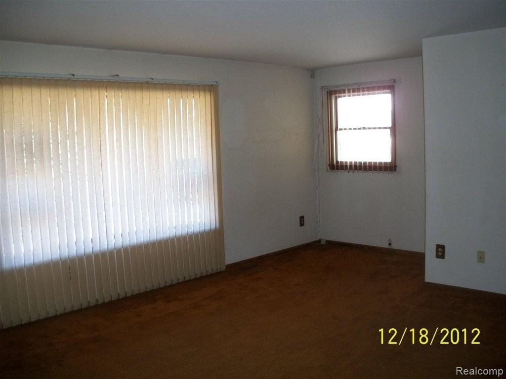 49101 Card Road Macomb, MI 48044 - Photo 8 of 18 liv 3.jpg