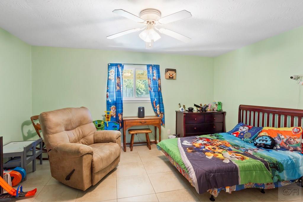 5607 Commodore Drive Dickinson, TX 77539 - Photo 15 of 23 a bedroom with a bed and window