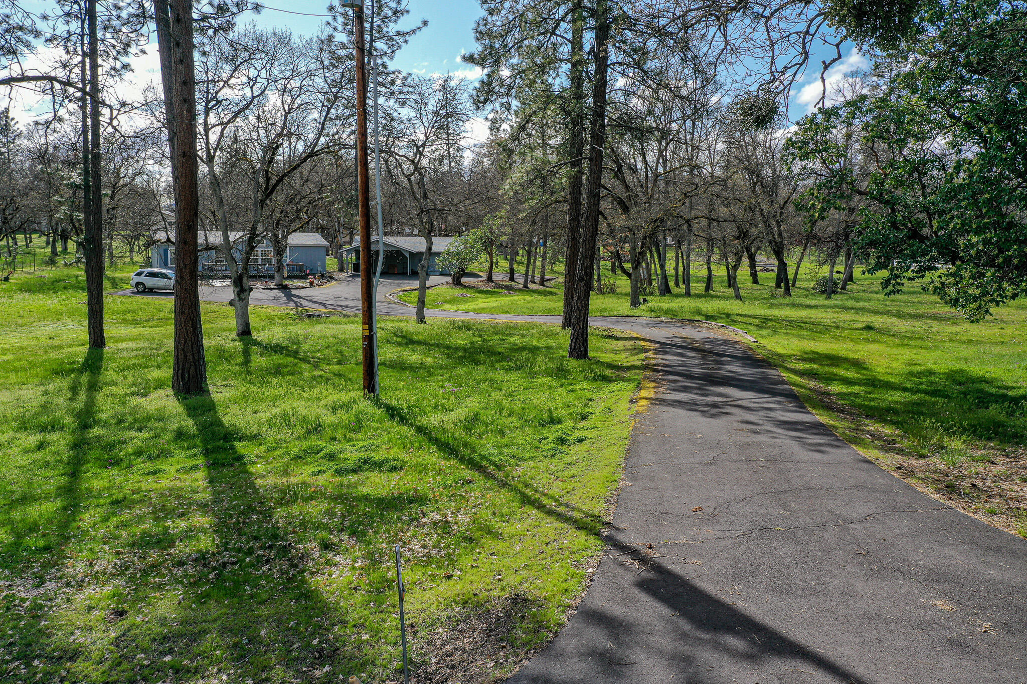 11433 Michael Road White City, OR 97503 - Photo 3 of 16 Paved Driveway