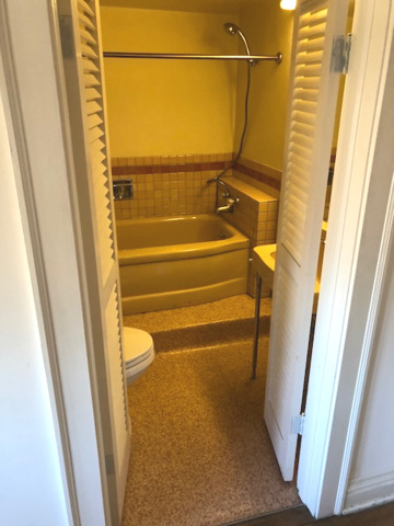 906 North Sheridan Road Waukegan, IL 60085 - Photo 25 of 34 a bathroom with a tub and a window