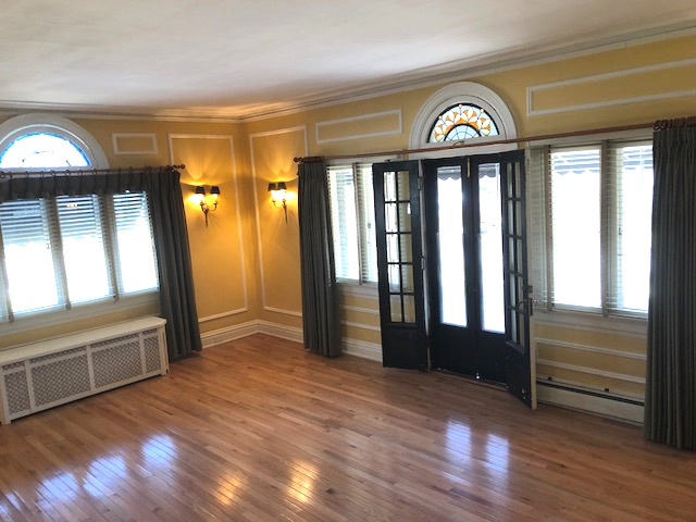 906 North Sheridan Road Waukegan, IL 60085 - Photo 6 of 34 a view of a hallway with wooden floor and windows