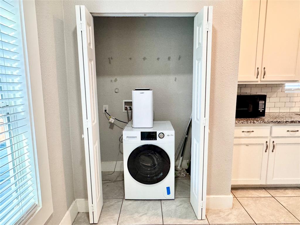 3455 Roberts Avenue Dallas, TX 75215 - Photo 22 of 25 a view of a kitchen with washer and dryer