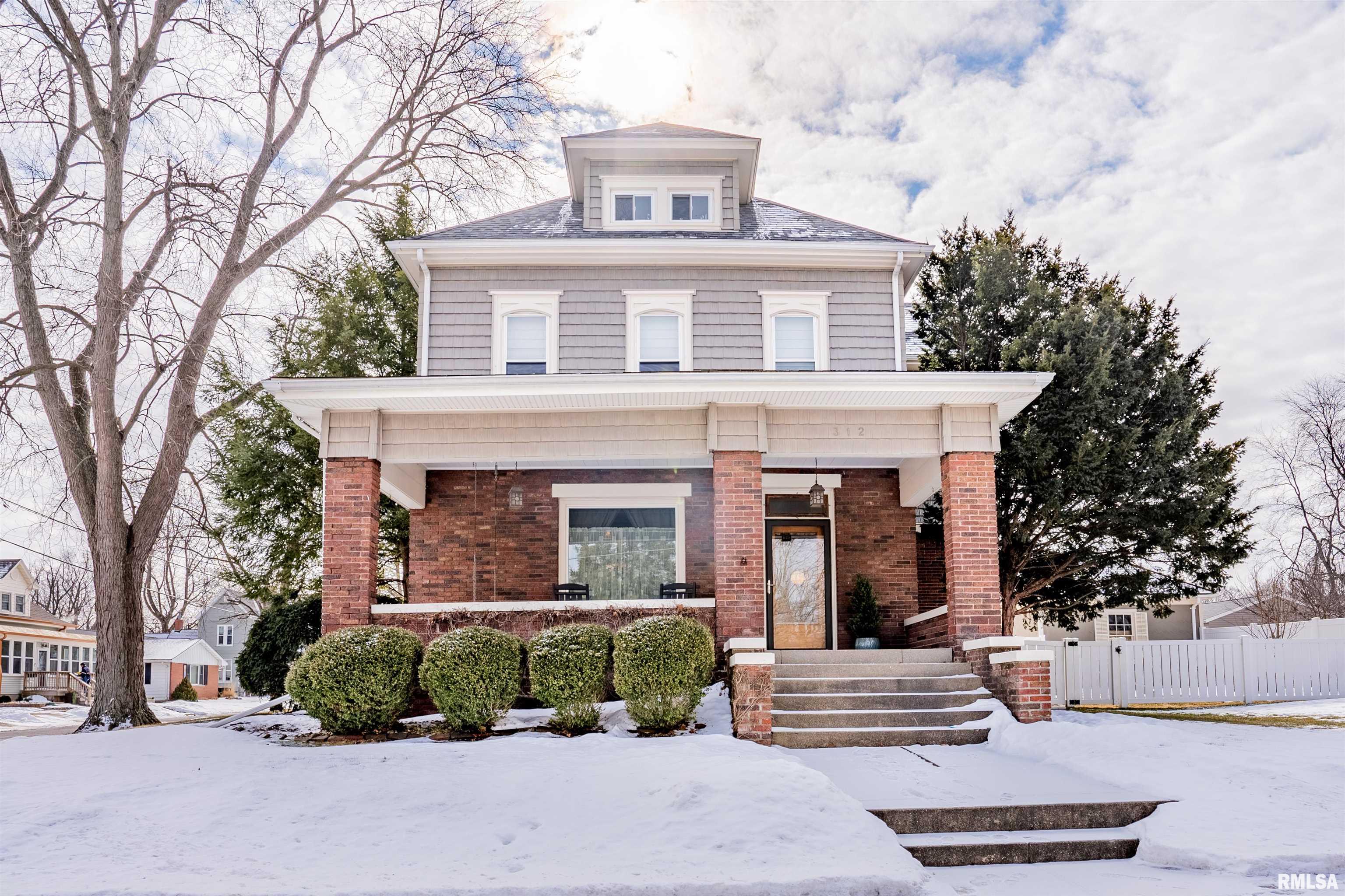 312 Walnut Street Washington, IL 61571 - Photo 1 of 38 Gallery Image 1