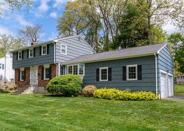 27 Arcadia Road Norwood, MA 02062 - Photo 3 of 19 Gallery Image 3