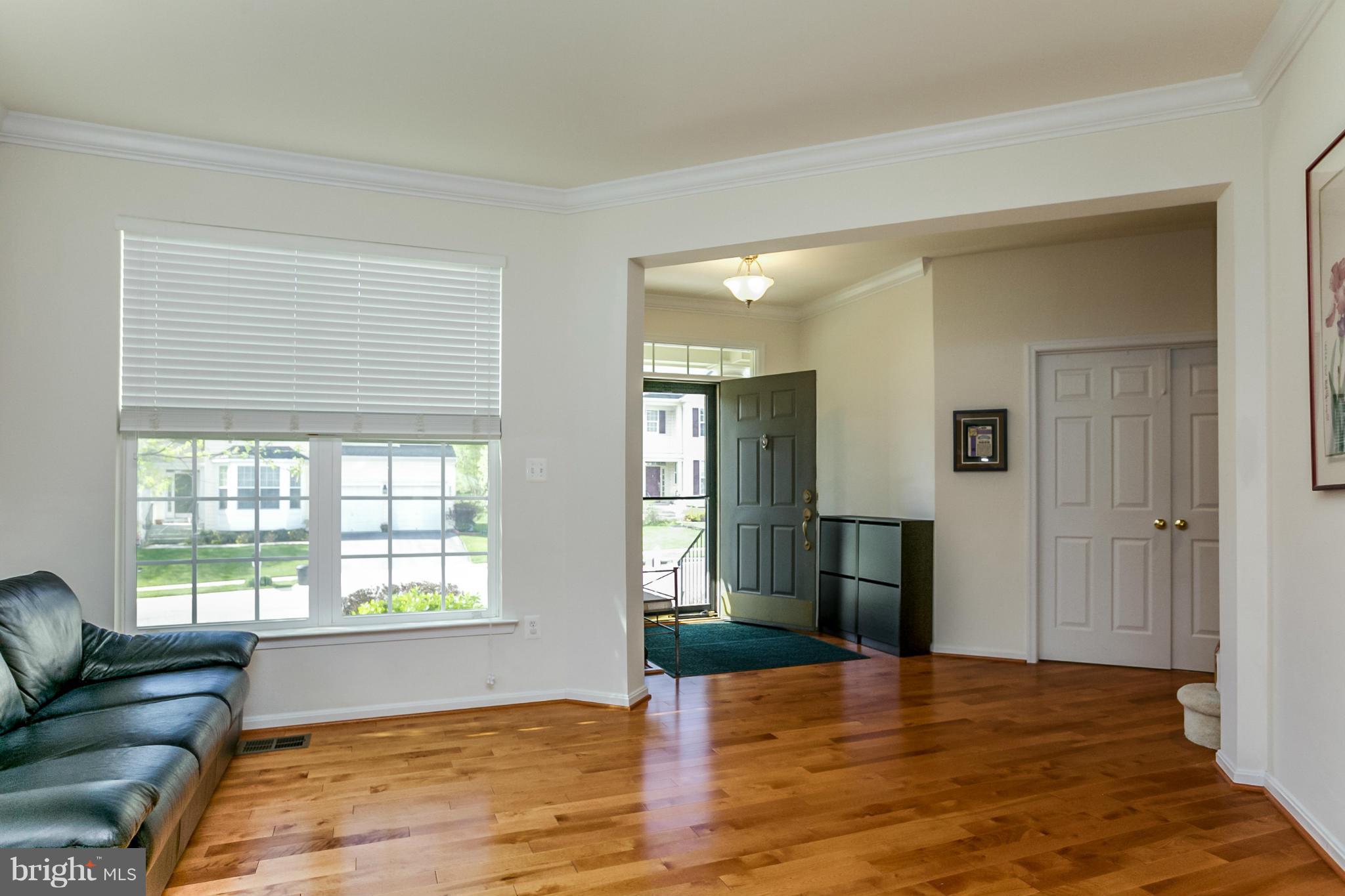 2008 Thistlewood Road Baltimore, MD 21209 - Photo 3 of 30 Living Room
