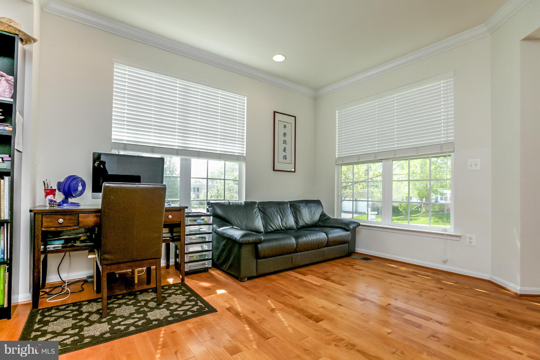 2008 Thistlewood Road Baltimore, MD 21209 - Photo 4 of 30 Living Room