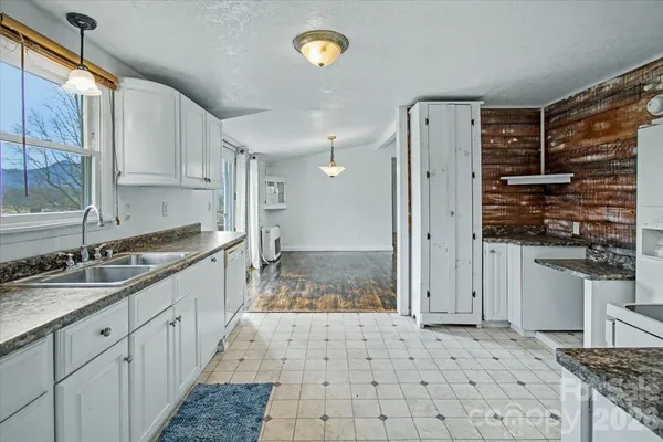 $274,900 | 170 Styles Road, Burnsville, NC 28714