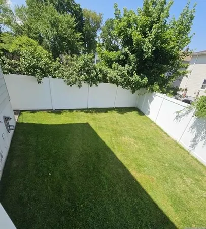 a view of a backyard