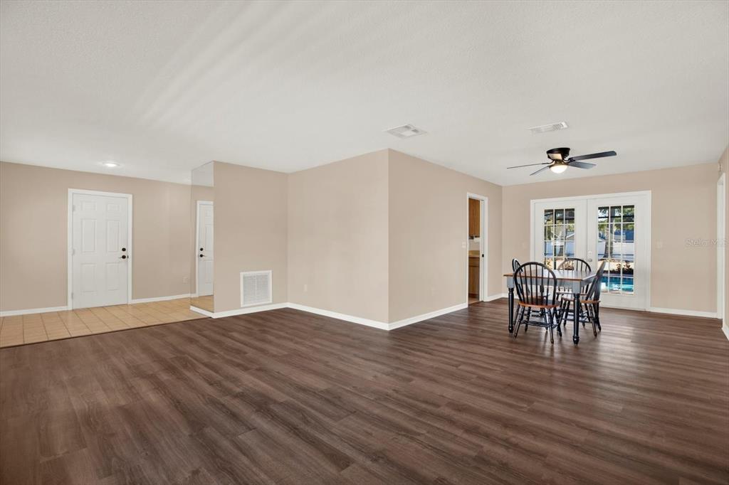 401 Running Horse Road Seffner, FL 33584 - Photo 4 of 35