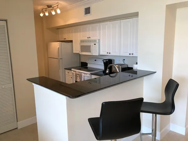 $3,500 | 651 Okeechobee Boulevard, West Palm Beach, FL 33401