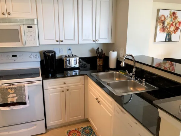 $3,500 | 651 Okeechobee Boulevard, West Palm Beach, FL 33401