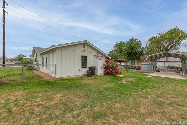 a view of a house with backyard and garden