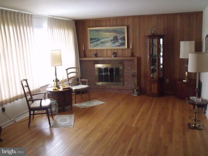 3108 Merritt Parkway Sinking Spring, PA 19608 - Photo 8 of 21 Living Room