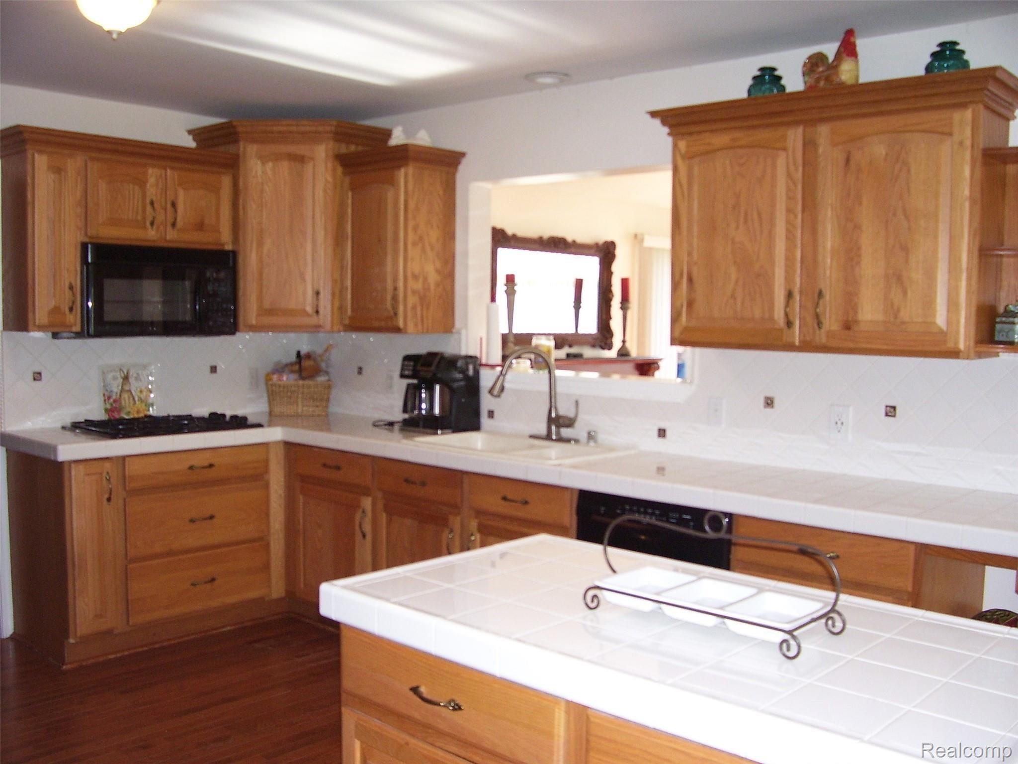 23233 Dayton Road Armada, MI 48005 - Photo 5 of 20 100_5590.JPG