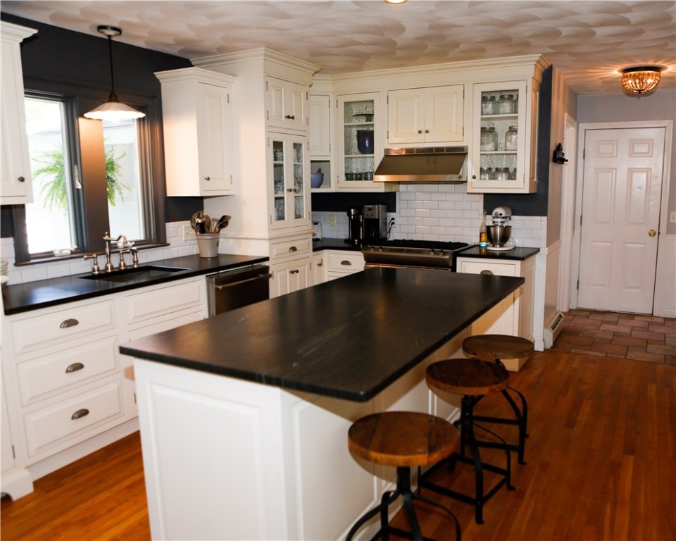 75 Conanicus Road Narragansett, RI 02882 - Photo 17 of 28