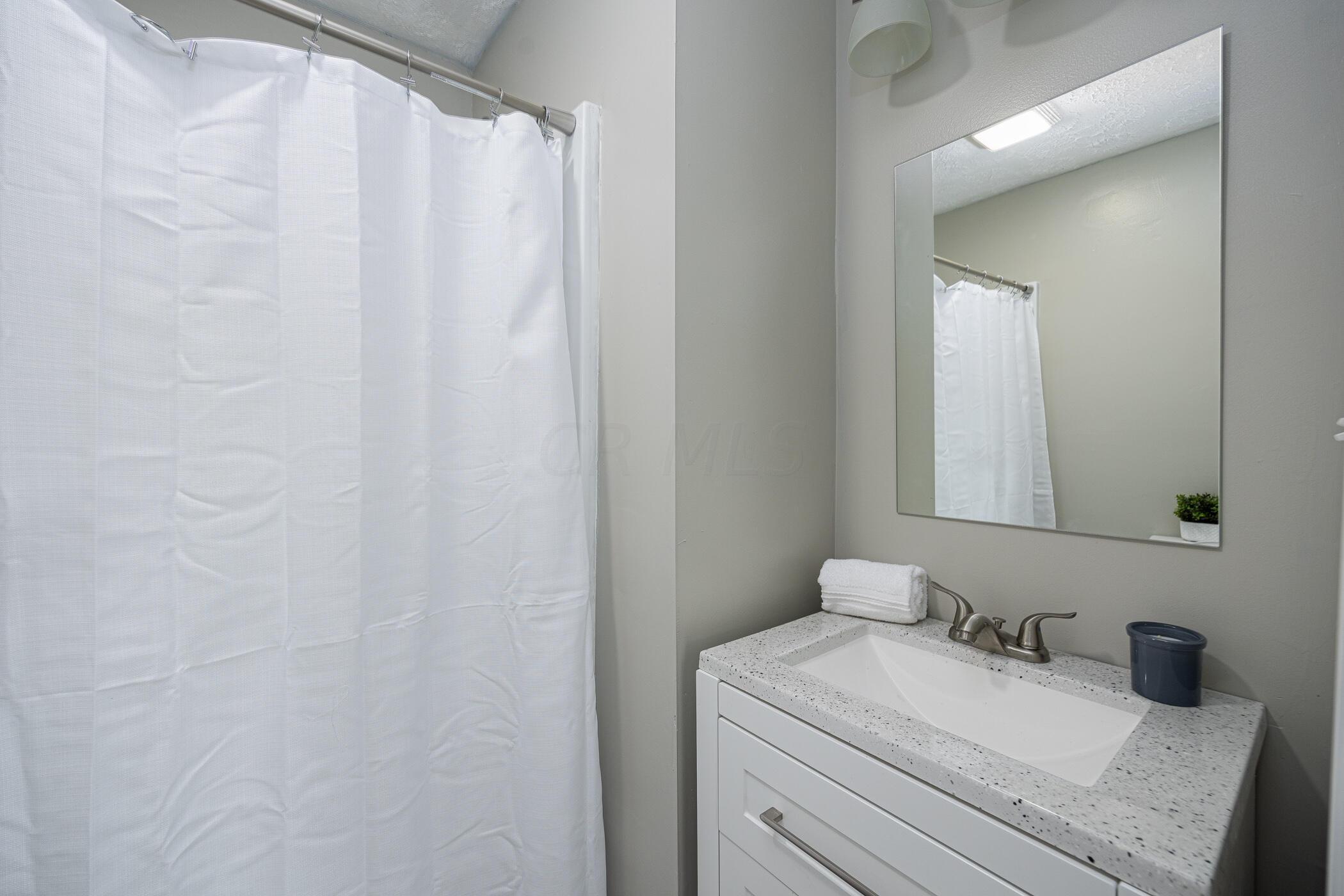 2097 Lehner Road Columbus, OH 43224 - Photo 9 of 24 Full Hallway Bathroom