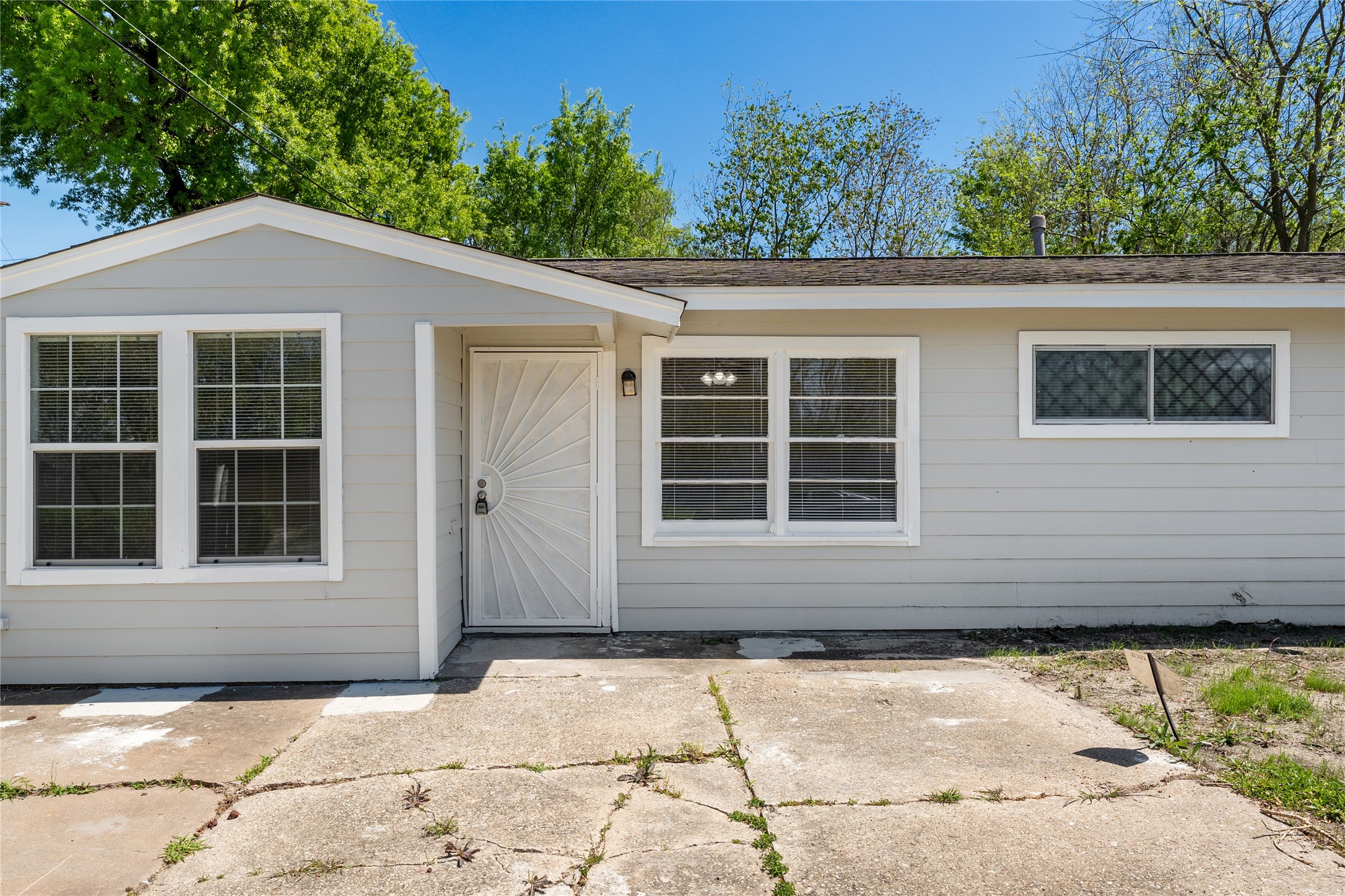 7725 St Lo Road Houston, TX 77033 - Photo 1 of 26 a house with a outdoor view