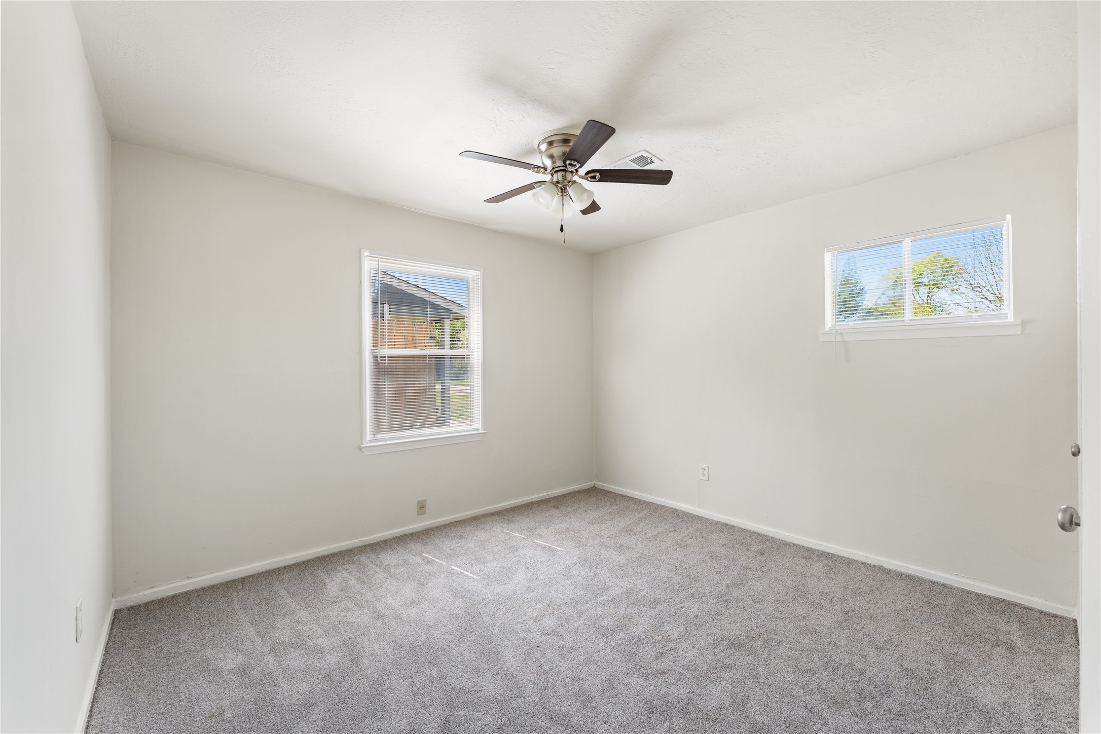 7725 St Lo Road Houston, TX 77033 - Photo 19 of 26 an empty room with windows and fan