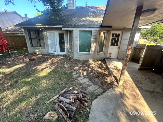 a view of backyard of the house