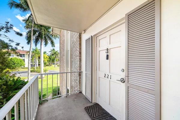 $175,500 | 5540 Tamberlane Circle, Unit 221, Palm Beach Gardens, FL 33418