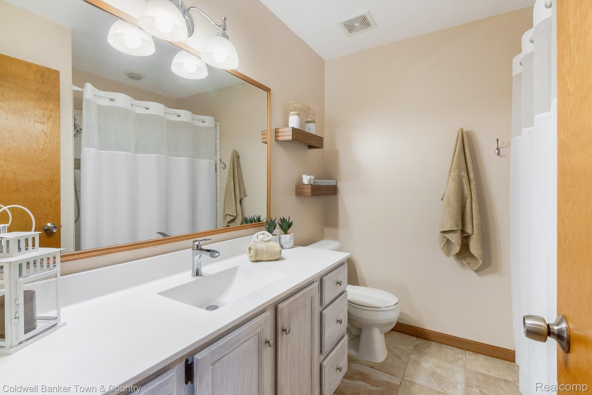 2074 Crooked Lake Road Howell, MI 48843 - Photo 10 of 31 2nd full bathroom