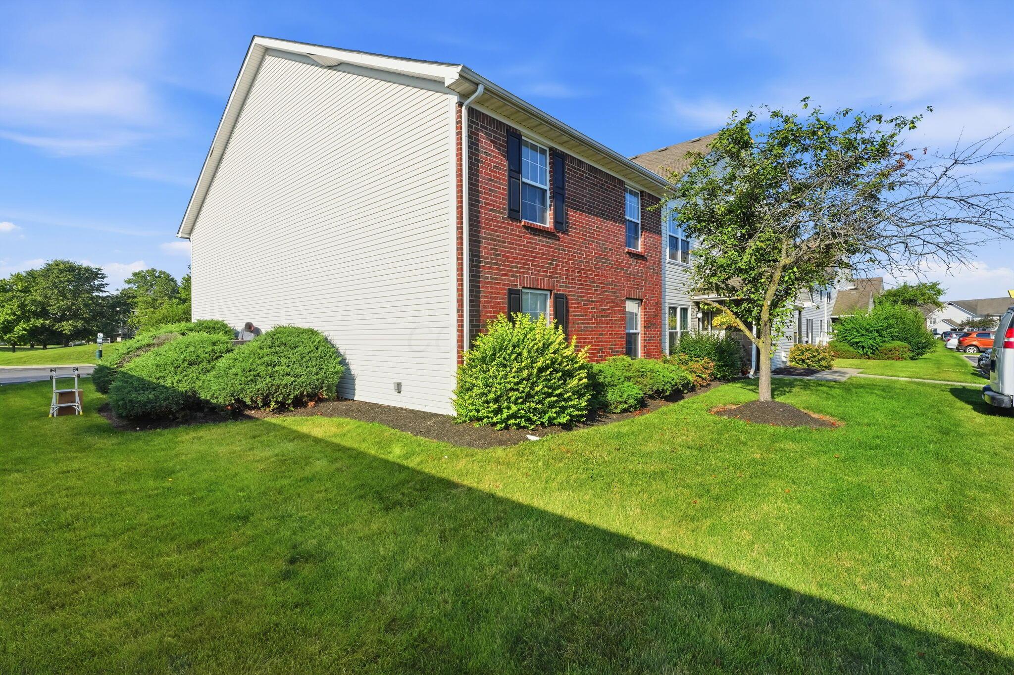 5423 Garden Ridge Columbus, OH 43228 - Photo 3 of 28 3-web-or-mls-5423-garden-ridge