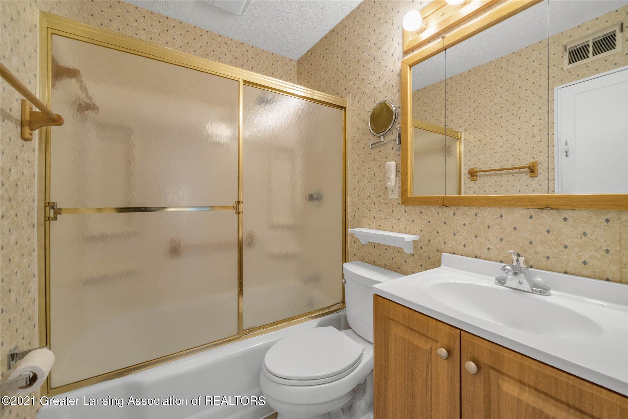 608 Clement Road Lansing, MI 48917 - Photo 17 of 34 MAIN FLOOR Full Bathroom