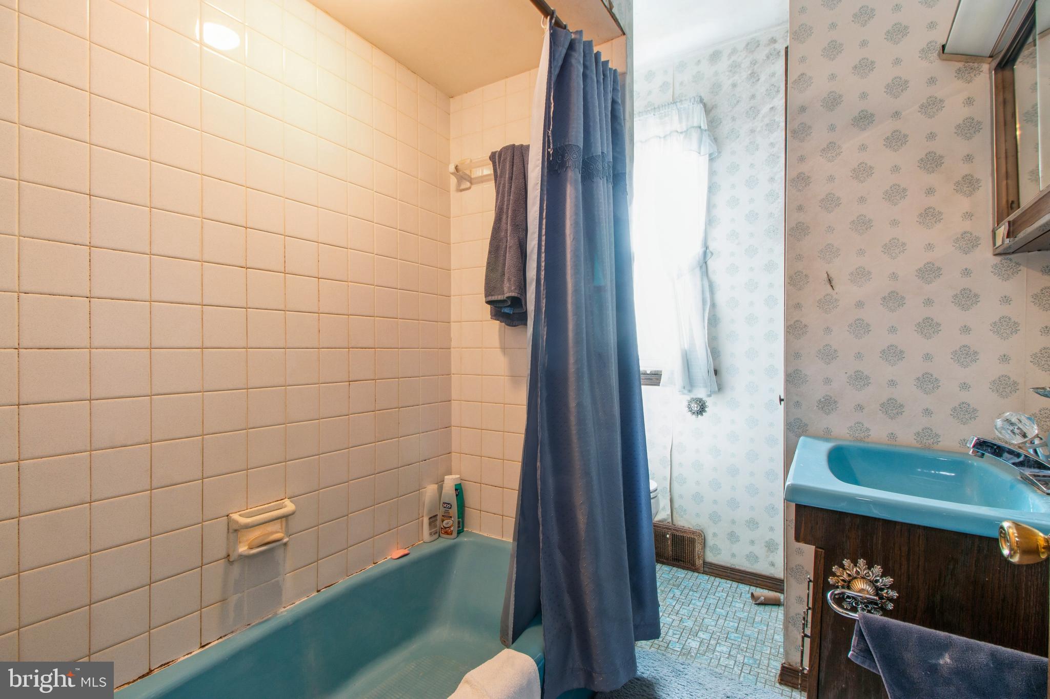 606 Highland Avenue Palmyra, NJ 08065 - Photo 15 of 25 a bathroom with a toilet and a shower