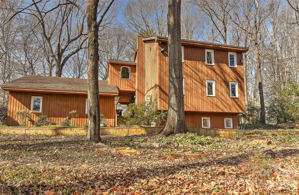 a view of a house with a yard siting area and roof