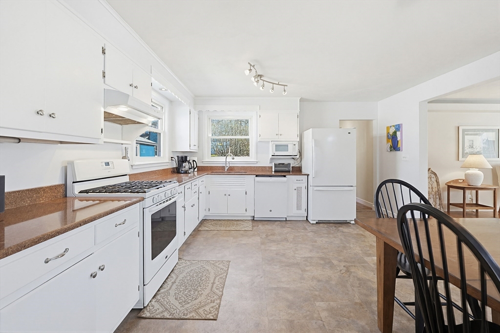 11 Katherine Road Woonsocket, RI 02895 - Photo 9 of 41