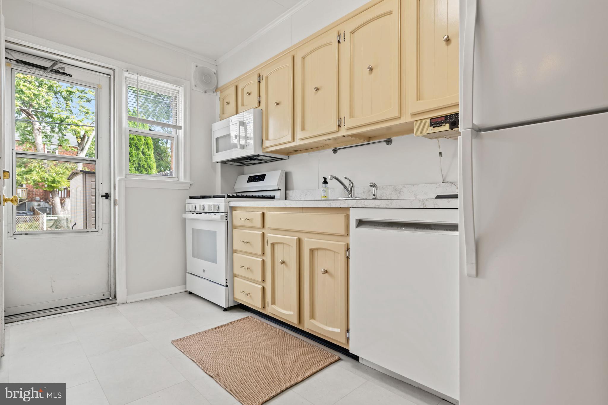 1616 Hardwick Road Towson, MD 21286 - Photo 20 of 53 a utility room with dryer and washer