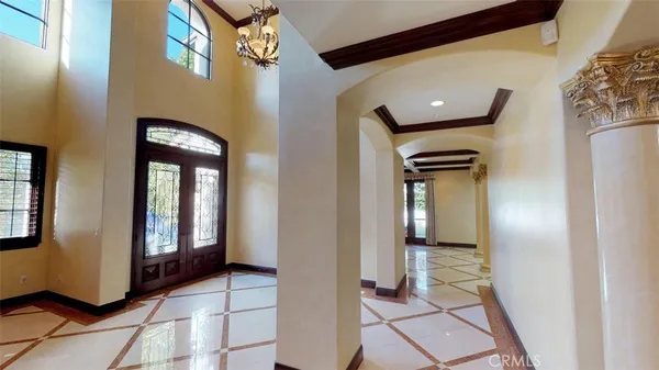 a view of an entryway with a livingroom