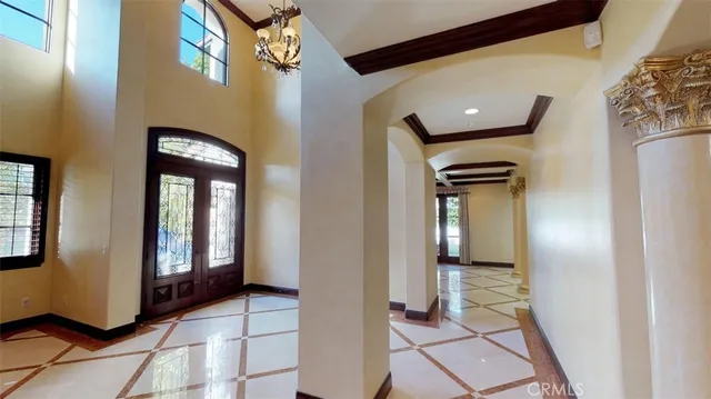 a view of an entryway with a livingroom