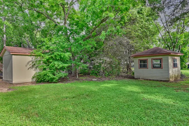 a view of a backyard