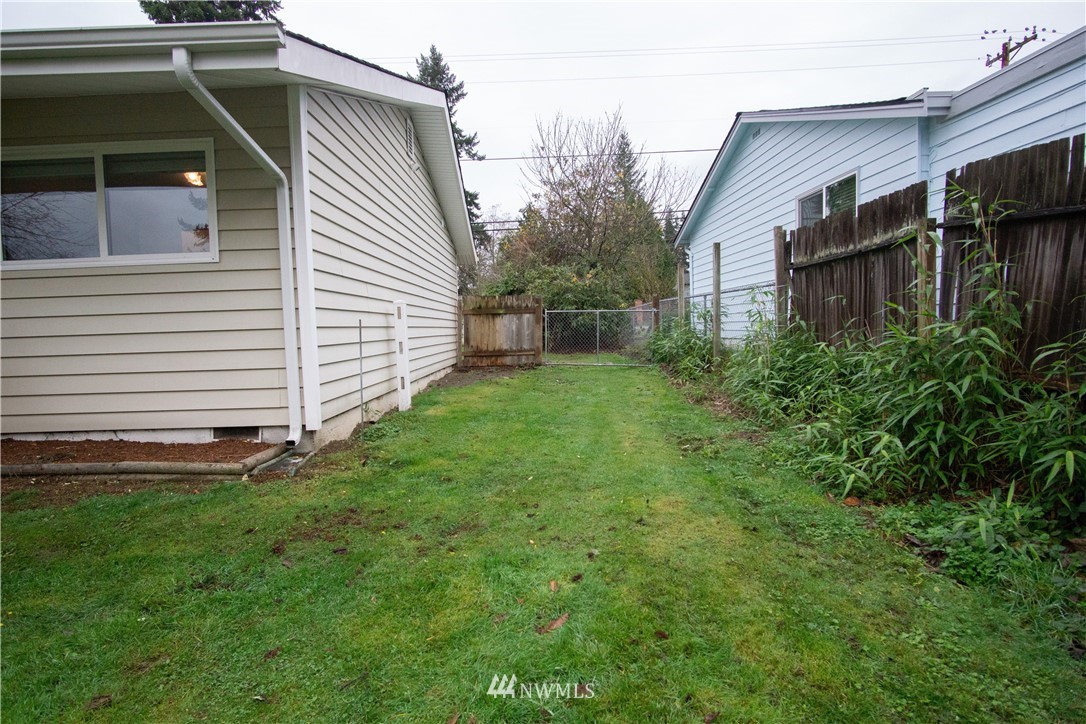 306 216th Street Southwest Bothell, WA 98021 - Photo 26 of 31 a view of a backyard