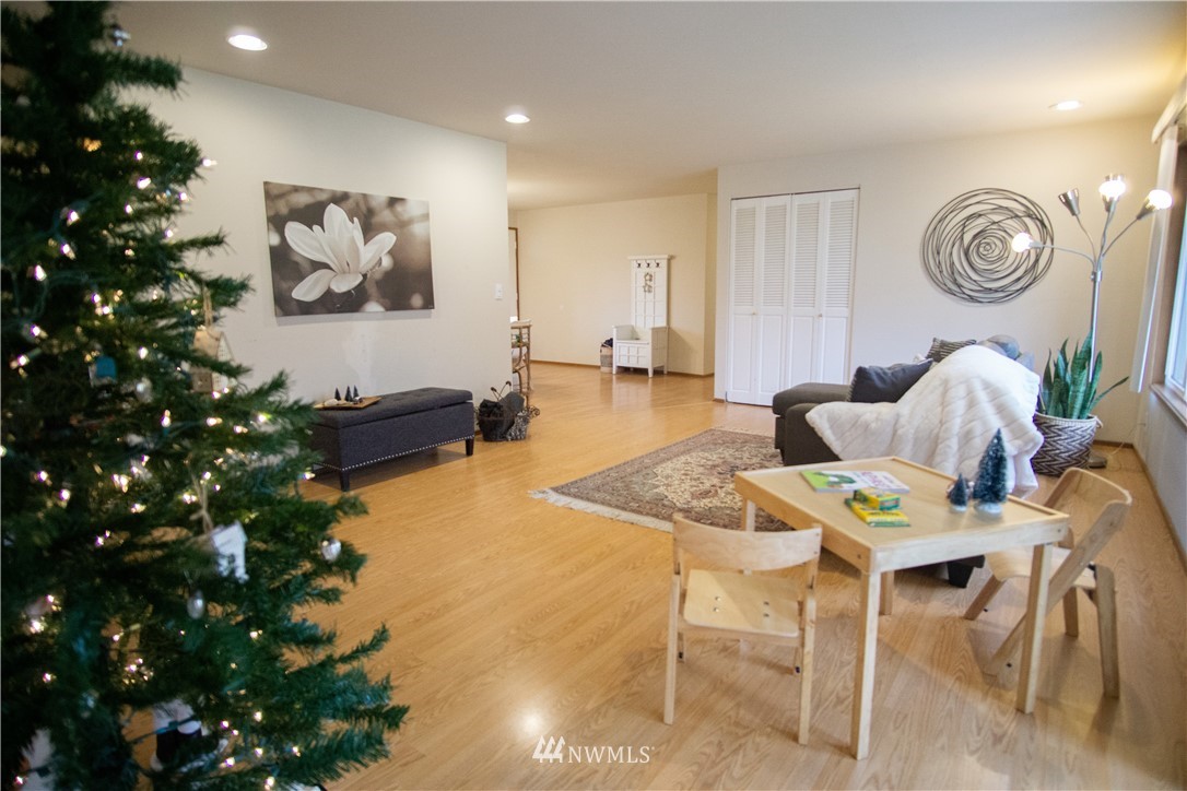 306 216th Street Southwest Bothell, WA 98021 - Photo 10 of 31 a living room with furniture and a potted plant