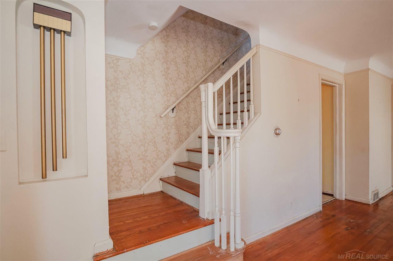 1590 Fairholme Road Grosse Pointe Woods, MI 48236 - Photo 17 of 32