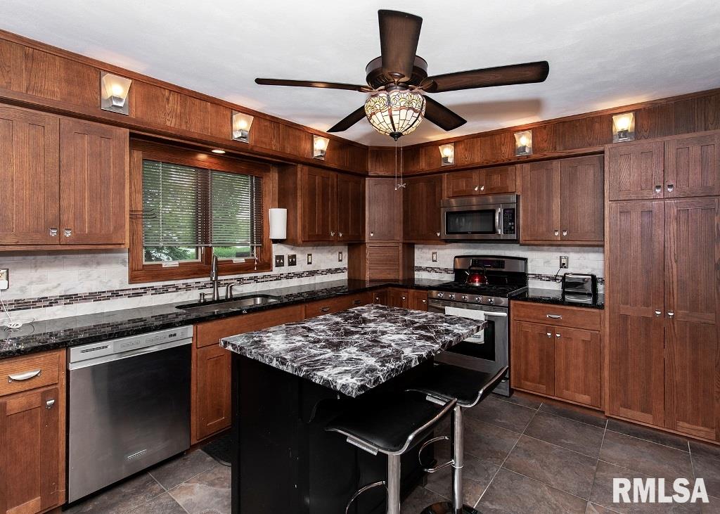 1333 Northlawn Road Davenport, IA 52804 - Photo 11 of 37 Gallery Image 11