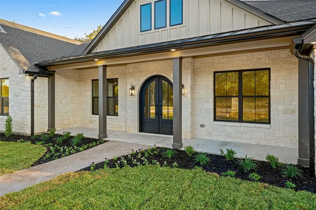 a view of a yard with a tree