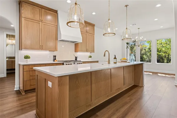 a view of a livingroom with furniture