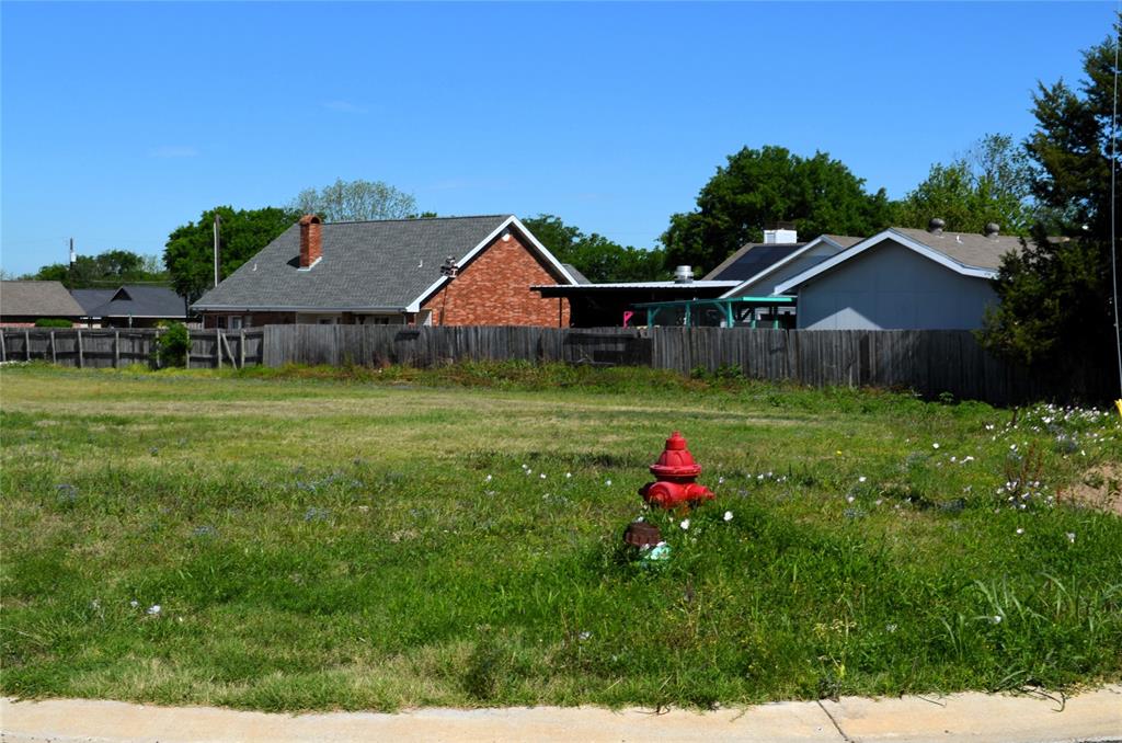 306 Preston Road Mabank, TX 75147 - Photo 3 of 6 a backyard of a house with wooden fence and plants
