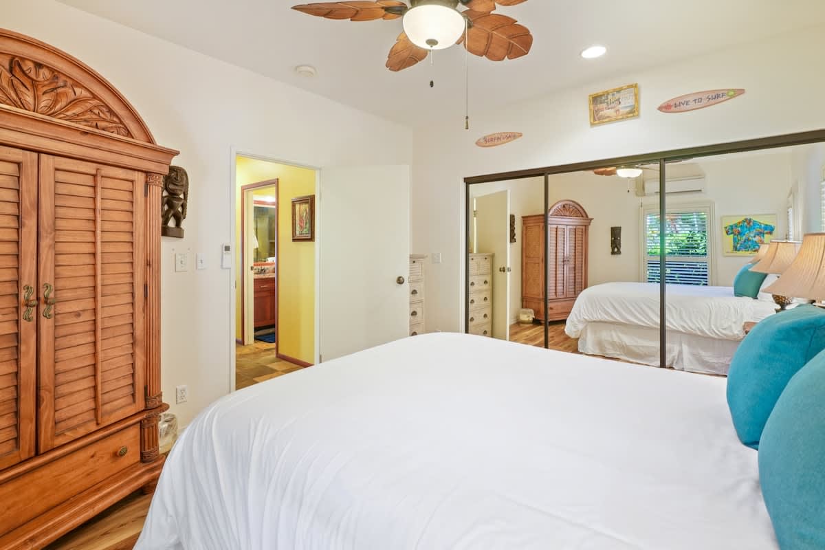 366 Papaloa Road, Unit 114 Kapaa, HI 96746 - Photo 5 of 23 a bedroom with a large bed and a large window