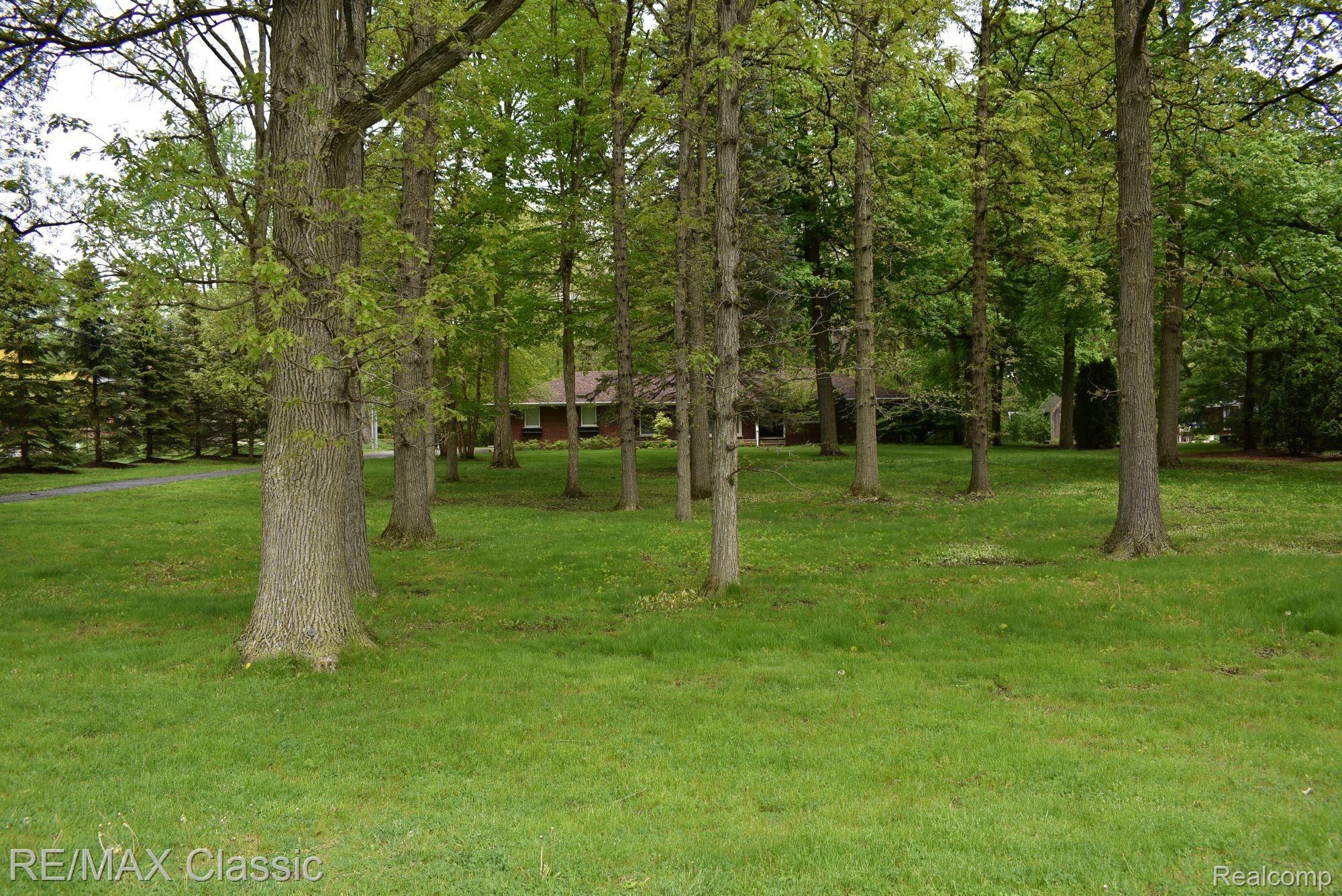 31974 Lahser Road Franklin, MI 48025 - Photo 38 of 40 View of house from the road.