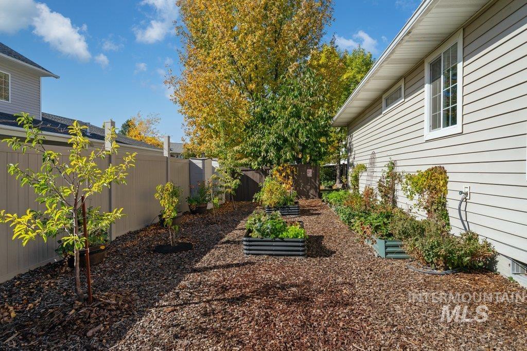 865 Fairview Drive Moscow, ID 83843 - Photo 35 of 50 Fenced backyard with a garden